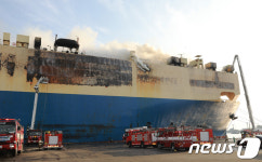 인천항 선박화재 소방관 선내 진입…화재발생 6시간만