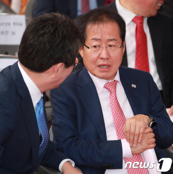 대화 나누는 홍준표-유승민