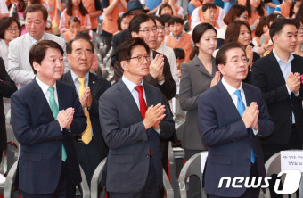 합장하는 안철수-김문수-박원순