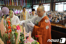 관불하는 삼원사 엄행주 주지스님