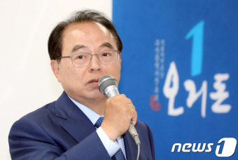 인사말하는 오거돈 부산시장 후보