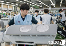 여름 앞두고 바쁘게 돌아가는 에어컨 생산라인