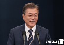 취재진 질문에 미소 짓는 문재인 대통령