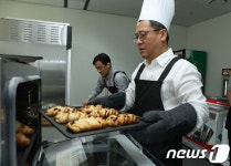 직접 빵굽는 강종현 롯데슈퍼 대표 임직원 건강부터 챙겨라
