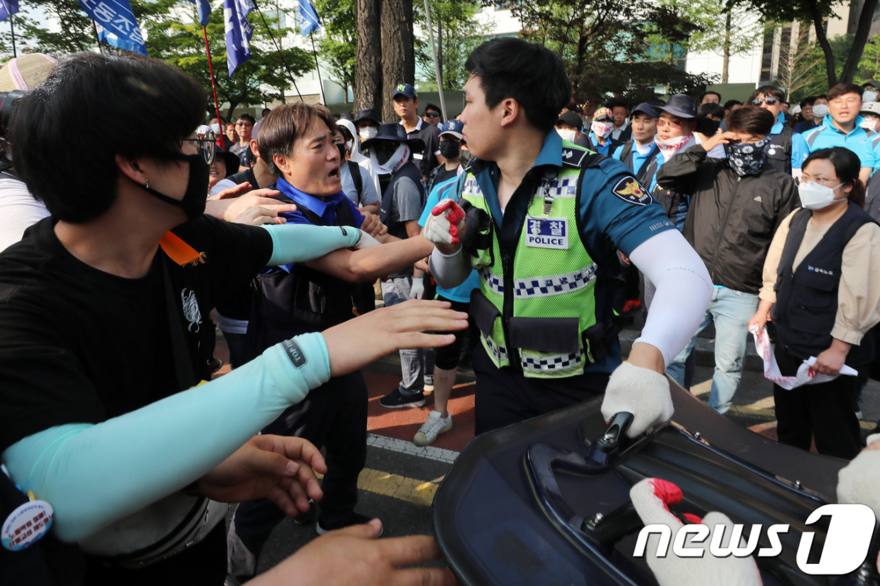 민주노총 철야 집회 중 경찰과 충돌…윤석열 대통령 체포 촉구로 2명 체포