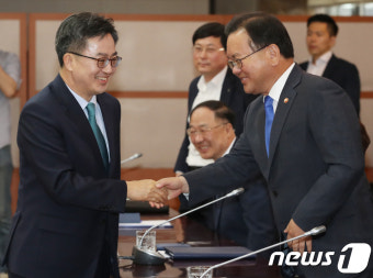 김부겸 장관과 인사 나누는 김동연 부총리
