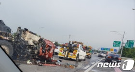고속도로서 대형 화물적재함 이탈…뒤따르던 화물차에 쾅