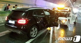 처참히 구겨진 음주 역주행 벤츠 차량