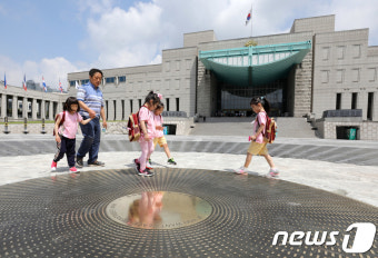 재개장한 평화광장에 새겨진 태극무공훈장