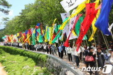 신흥사 나서는 만장행렬