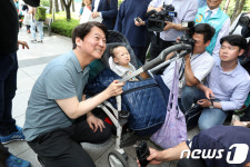 구로구 유세 나선 안철수 후보 아이와 함께