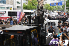 지게차로 강제철거되는 노동자상