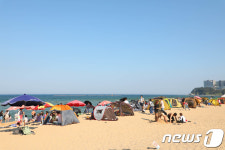 무더위에 속초해변으로 몰리는 관광객
