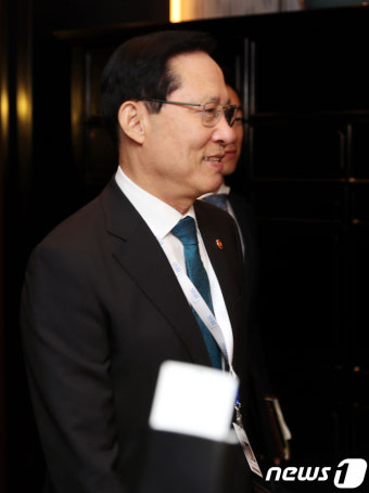 한미일 국방장관 회담 참석을 위해 이동하는 송영무 장관