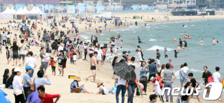 관광객들로 북적이는 해운대
