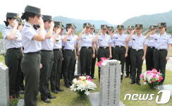 현충일 앞두고 국립대전현충원 찾은 국군간호사관학교 생도들