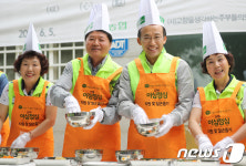 비빔밥 만드는 김병원 농협중앙회 회장과 추경호 의원
