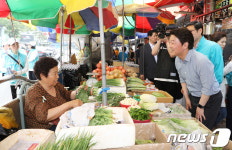 금남시장 찾은 안철수 서울시장 후보