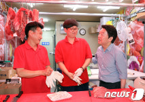 금남시장 상인들과 대화하는 안철수 서울시장 후보