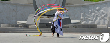 [화보]포항 충혼탑서 서예 퍼포먼스
