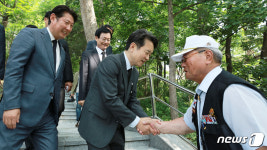 파주 현충탑에서 시민들과 악수하는 남경필 후보