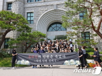  성북구 동덕여대 본관 앞 영정·국화꽃