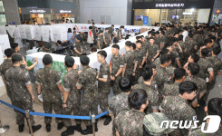 군 장병들로 인산인해 이룬 용산역 사전투표소