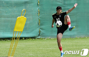 손흥민, 세트피스 훈련 열중