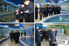 평양 대동강수산물 식당 둘러보는 김정은 위원장과 리설주