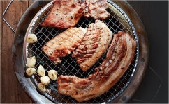 ‘숯불’로 고기의 풍미를 살려라 