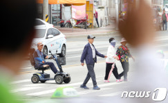 막바지 유세 보며 길 건너는 시민들 