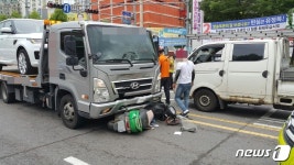 길병원 사거리서 오토바이·탁송차 충돌