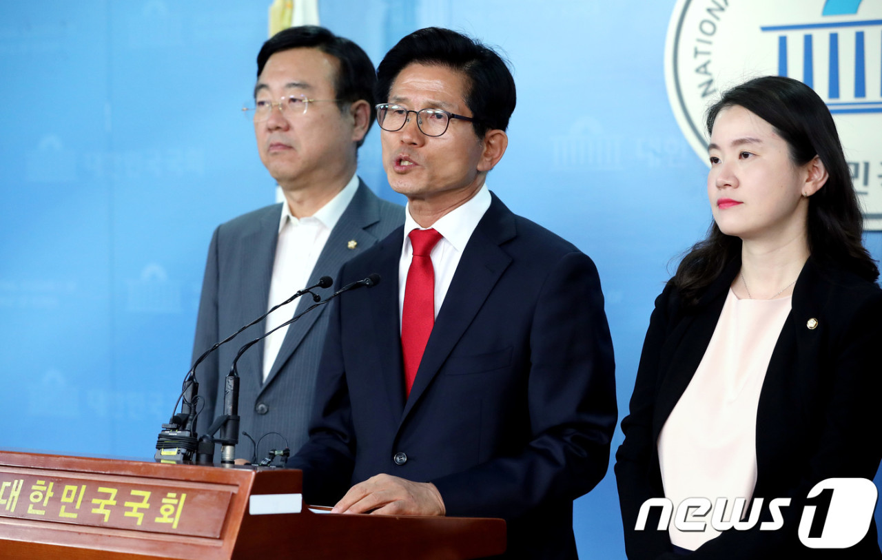 김문수 후보와 의원들, 후보 매수죄 혐의로 더불어민주당과 부산교사노조에 고발