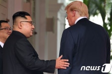 [사진] 여유있게 트럼프 대하는 김정은