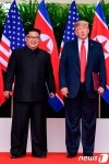 [사진] 정상회담 공동합의문 들고 나란히 선 김정은과 트럼프