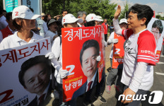 선거운동원 격려하는 남경필 후보