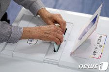 두 손으로 정성스럽게