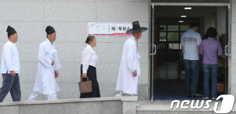 투표하러 가는 논산 양지서당 훈장 가족