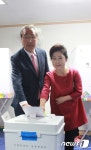 투표하는 김대식 후보 내외