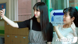 투표 인증하는 아름다운 모녀 