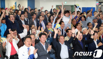 출구조사 결과에 환호하는 오거돈 후보 지지자