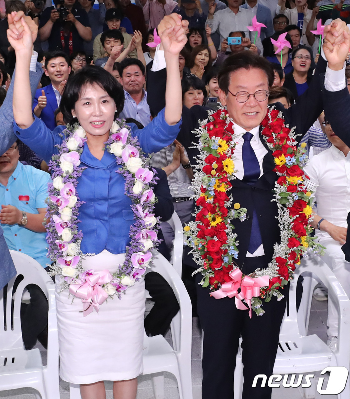 이재명 후보, 출구조사 결과로 당선 확실시되며 기쁨 환호와 축하 속에 야단법석