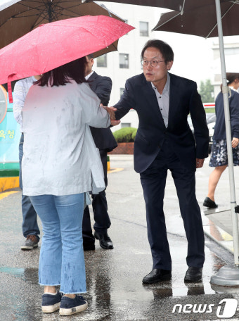 출근하는 직원들과 인사하는 조희연 교육감