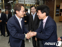 직원들과 인사 나누는 조희연 교육감