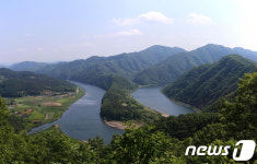 옥천 갈마골, 뒤집은 한반도 지형 싱그러운 자태 뽐내