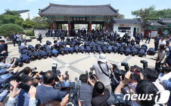 광주·전남 당선인들 시민들에게 '큰절'