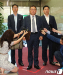 취재진 질문 답변하는 강학주 LG유플러스 상무