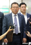 취재진 질문 답변하는 강학주 LG유플러스 상무