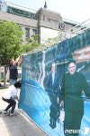 판문점 광고 설치하는 겨레하나