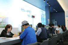 ‘의왕 더샵캐슬’ 견본주택에서 상담 받는 고객들